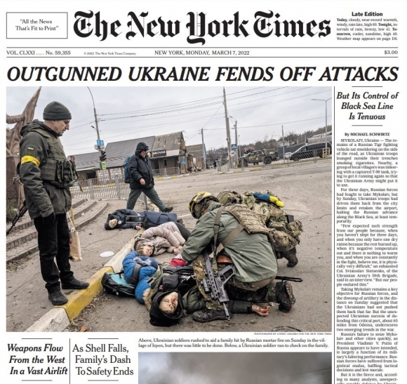 일간 뉴욕타임스(NYT)가 7일(현지시간) 신문 1면에 러시아군의 공격으로 목숨을 잃은 우크라이나 이르핀의 일가족, 타티아나 페레베이니스와 아들 미키타, 딸 알리사의 모습을 담은 사진을 크게 실었다. 이처럼 잔혹한 장면을 가감 없이 전달하는 것은 이런 류의 보도를 지양하는 언론사의 기존 방침에 얽매여 우크라이나인들이 직면한 현실과 참상을 제대로 알리지 못하고 있다는 비판에 귀기울인 것으로 풀이된다. 