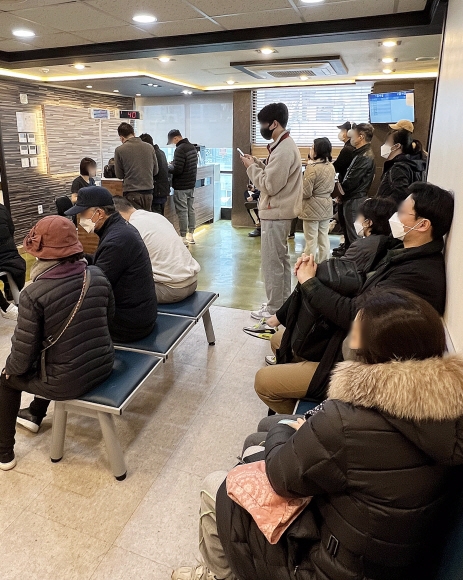 20일 서울 시내 한 호흡기전담클리닉 지정 의료기관에서 시민들이 코로나 19 검사를 받기 위해 대기하고 있다. 2022.3.20 오장환 기자