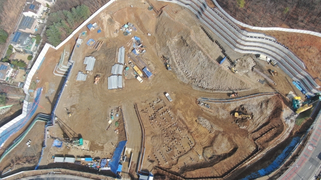 용인시는 두 대의 드론을 활용해 현장 접근이 어렵거나 육안으로 일일이 확인하기 힘든 대형 공사현장과 사업장의 오염행위 단속에 나선다. 사진은 드론이 촬영한 공사현장 모습. 용인시 제공 