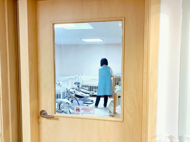 서울 관악구 신림동 ‘베이박스’에서 보육사들이 신생아를 돌보고 있다. 베이비박스 아동의 70% 정도가 아동양육시설으로 보내져 주양육자의 잦은 교체 등 불안정한 환경에 놓인다. 재단법인 주사랑공동체 제공