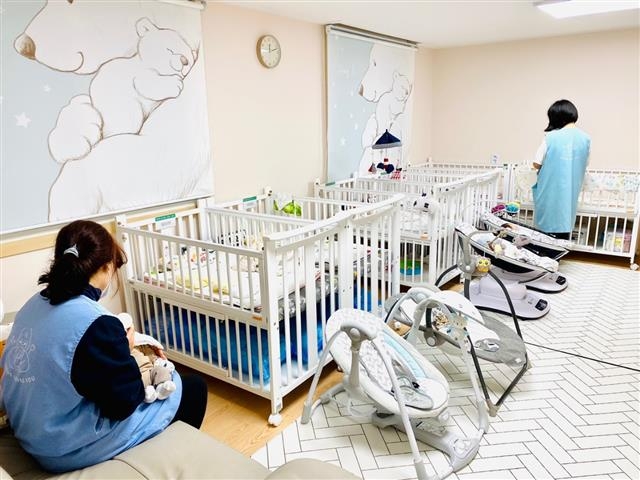 20일 서울 관악구 신림동 ‘베이비박스’에서 보육사들이 신생아를 돌보고 있다. 재단법인 주사랑공동체 제공
