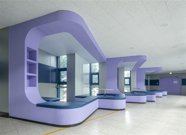 지난해 서울 은평구의 ‘내가 그린 공감학교’ 공모사업에 선정돼 학생 휴게 공간으로 재탄생한 덕산중 건물 연결 통로. 은평구 제공