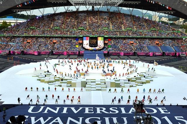 지역 발전에 시너지 효과를 내기 위해 손잡은 충북, 충남, 대전, 세종시 등 충청권 4개 광역단체가 국제경기대회 유치 등에 적극 나섰다. 2015년 열린 광주 하계세계대학경기대회 개막식.  충북도 제공