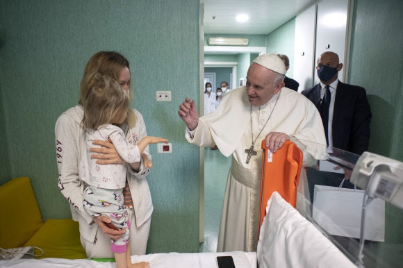 우크라 어린이 찾아간 교황 