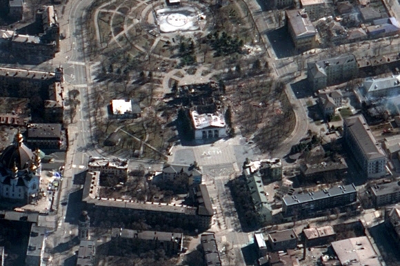 지난 16일(이하 현지시간) 러시아군의 폭격을 맞아 파괴된 우크라이나 마리우폴의 극장 건물을 19일 미국의 위성업체 맥사 테크놀로지스 카메라가 촬영한 사진. 맥사 테크놀로지스 제공 AP 연합뉴스