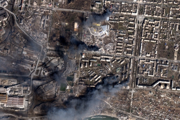 20일(현지시간) 우크라이나 동남부 항구도시 마리우폴 시가지 곳곳에서 러시아군의 무차별 포격으로 화재가 발생해 연기가 치솟고 있는 모습을 촬영한 위성사진. 마리우폴 시의회는 이날 러시아군이 주민 약 400명이 대피한 예술학교 건물을 폭격했다고 전했다. 2022.3.21 플래닛 랩스 PBC 제공