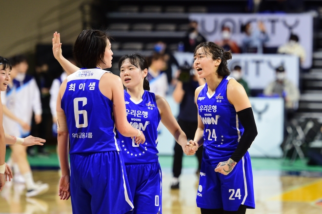 승리 후 기뻐하는 우리은행 선수들. WKBL 제공