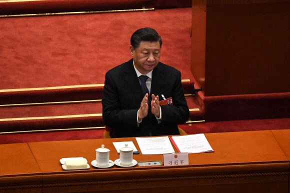 시진핑 중국 국가주석이 11일 베이징 인민대회당에서 열린 전국인민대표대회(전인대) 전체 회의 폐막식에 참석해 박수를 하고 있다. 2022.3.11 AFP연합뉴스