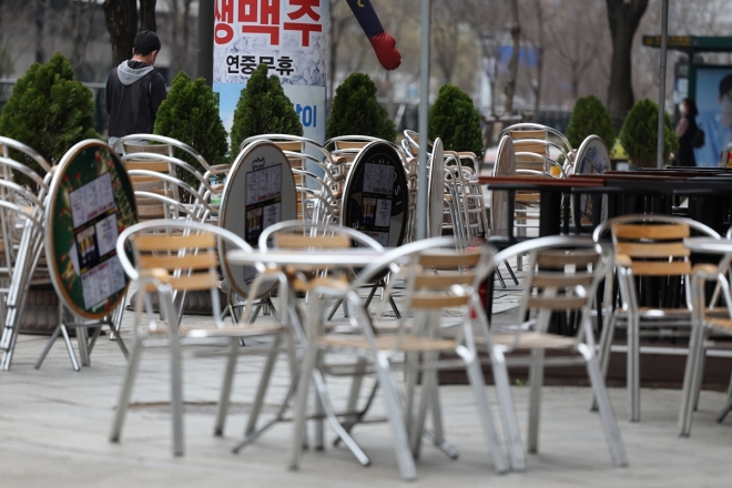 사진은 지난 17일 오후 영업 시작을 앞둔 서울 종로구의 한 주점 앞에 야외용 탁자가 설치돼 있는 모습. 연합뉴스
