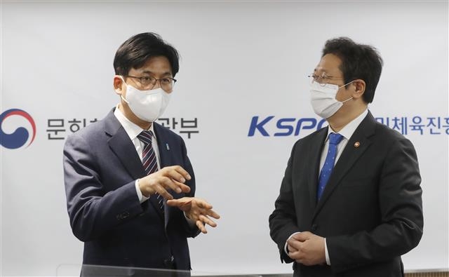 박성수(왼쪽) 송파구청장이 지난해 2월 황희 문화체육관광부 장관을 만나 한국예술종합학교의 송파구 이전 필요성을 설명하고 있다. 송파구 제공