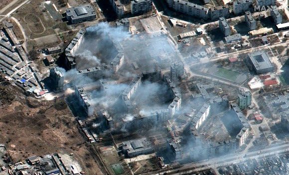 우크라이나 마리우폴의 한 아파트 단지가 지난 19일(현지시간) 러시아군 폭격을 받아 검은 연기를 내며 불타고 있다. 러시아는 우크라이나 침공 직후부터 아조우해의 항구도시인 마리우폴을 포위한 채 맹렬한 공격을 퍼붓고 있지만, 아직 함락하지 못하고 있다. 2022.3.22 맥사 테크놀로지스 제공 위성 촬영 사진