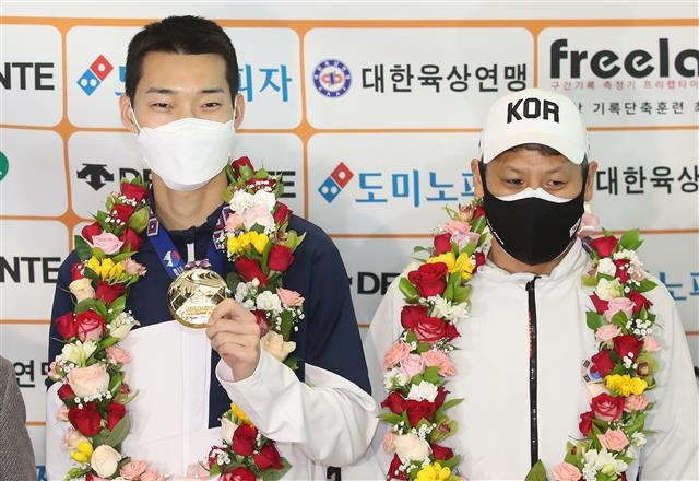 우상혁(26?국군체육부대)과 김도균 코치가 22일 인천공항을 통해 입국 후 포토타임을 갖고 있다. [뉴스1]