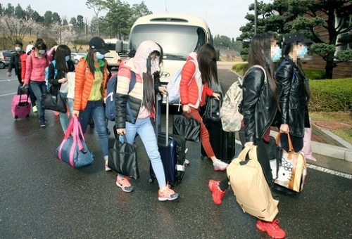 2016년 4월 중국 저장성 닝보의 류경식당에서 근무하던 종업원 13명이 집단 탈출해 국내에 입국할 당시의 모습. 통일부 제공