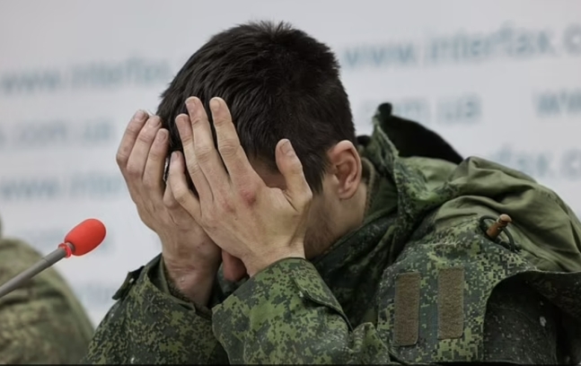 우크라이나 현지시간으로 19일, 우크라이나군에 생포된 러시아 군인이 기자회견에서 눈물을 보이고 있다. EPA 연합뉴스 