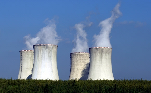 체코 남부 두코바니 지역의 원자력 발전소 4개 냉각탑에서 수증기가 솟아오르는 모습. 2011.9.27 AP 연합뉴스