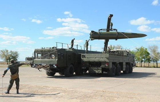 이동식 발사차량에 적재되는 러시아 전술미사일 이스칸데르-M. 연합뉴스