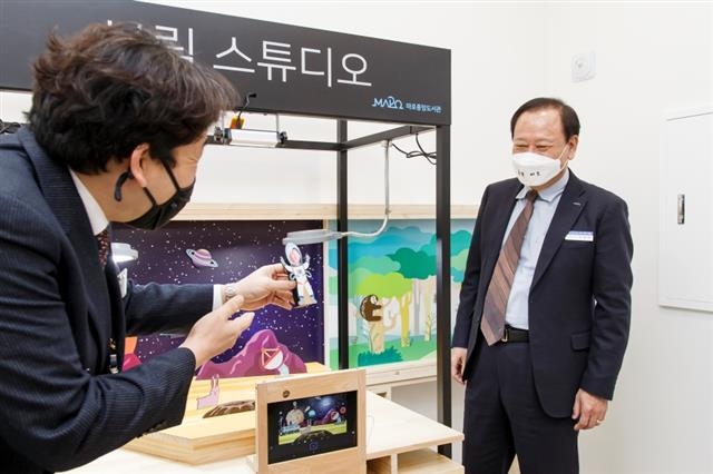 유동균(오른쪽) 서울 마포구청장이 마포중앙도서관 2층에 조성된 디지털 창작 공간 ‘마마플’에서 레고와 영상 기술이 접목된 ‘브릭 스튜디오’를 체험하고 있다. 마포구 제공