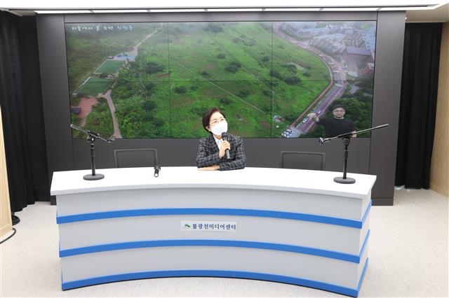 김미경 서울 은평구청장이 다음달 2일 개관 예정인 응암동 불광천 미디어센터를 지난 16일 둘러보던 중 스튜디오에 앉아 마이크를 시험해 보고 있다. 은평구 제공