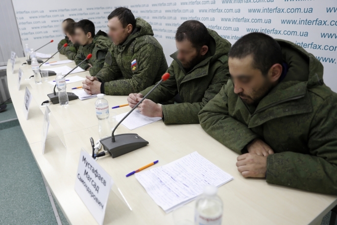 우크라이나군에 생포된 러시아군 포로들 19일(현지시간) 우크라이나 수도 키이우에서 우크라이나군에 생포된 러시아군 포로들이 기자회견에 나서고 있다. 2022.3.20  EPA 연합뉴스