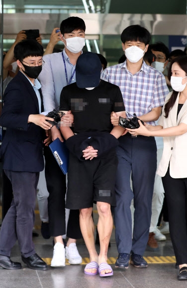양씨가 검찰 송치를 위해 경찰관과 함께 대전둔산경찰서를 나오고 있다. 연합뉴스