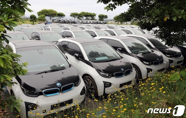 지난해 5월 26일 오전 제주 서귀포에 있는 폐관한 공연장의 주차장에 BMW i3 100여 대가 세워져 있다. 이 차량들은 제주시 애월읍 목초지에 세워져있다가 옮겨졌다. 뉴스1