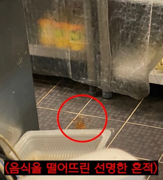 인천의 한 음식점에서 바닥에 떨어진 음식을 그대로 주워 담아 판매한 사실이 알려졌다. 유튜브 캡처