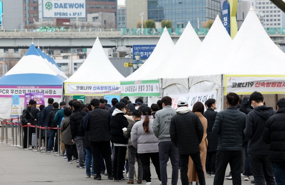 23일 오전 서울역광장에 마련된 코로나19 임시 선별검사소에 시민들이 검사를 받기 위해 줄을 서서 기다리고 있다. 2022.3.23 연합뉴스