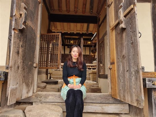 박혜진씨가 400년 된 한옥을 개조한 스테이영양을 소개하고 있다.