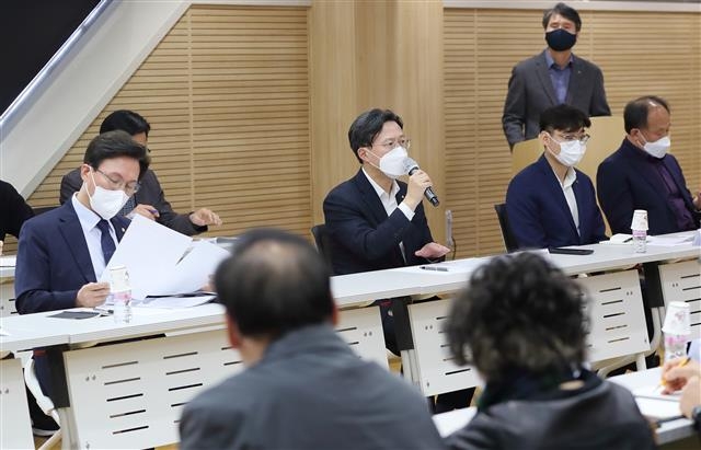 지난 17일 채현일(왼쪽 두 번째) 영등포구청장이 김민석(첫 번째) 더불어민주당 의원과 함께 여의도 한양아파트 주민들과 만나 재건축초과이익 환수분 및 기부채납 하향 조정 등 재건축 규제 완화의 필요성을 강조하고 있다. 영등포구 제공