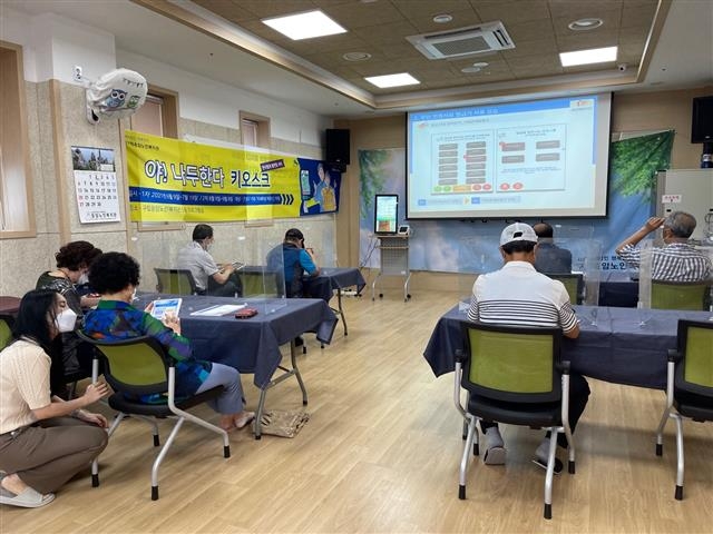 은평구가 어르신을 대상으로 키오스크 교육을 진행하는 모습. 은평구 제공