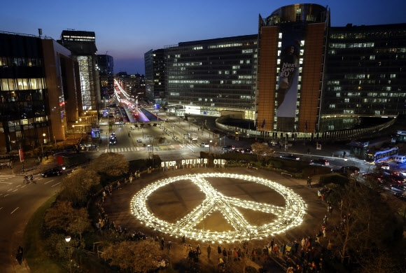 러, 우크라 침공 한 달… EU 본부 앞 ‘평화의 촛불’