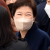 [속보] 박 전 대통령, 웃으며 퇴원 “건강 많이 회복”