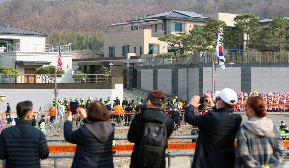 박근혜 전 대통령 도착 기다리는 시민들