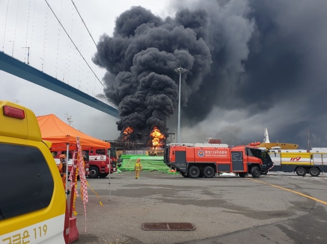 2019년 9월 28일 울산 염포부두에서 발생한 선박 폭발 화재 당시 모습.