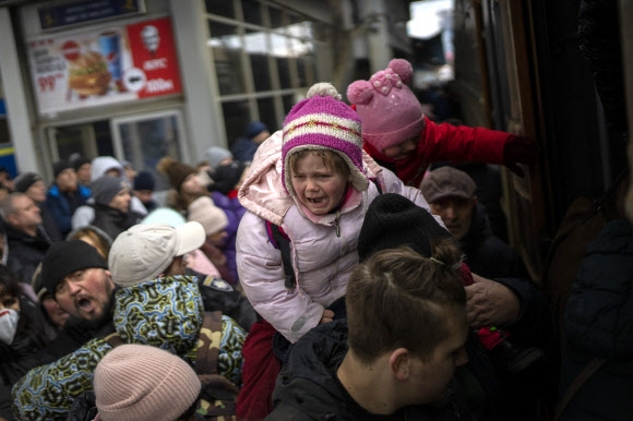 키이우역 필사의 탈출 - 러시아 침공 12일째인 지난 7일(현지시간) 피란길에 오른 우크라이나 사람들이 키이우 역에서 서부 리비우로 가는 열차에 오르기 위해 안간힘을 쓰고 있다. 유엔인권사무소는 이날까지 민간인 사상자가 1200명을 넘었다고 밝혔다.키이우 AP 연합뉴스