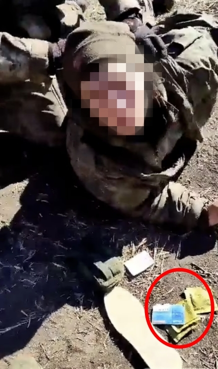 콘돔으로 의심되는 소지품 뭉치가 발견된 러시아 군인 포로
