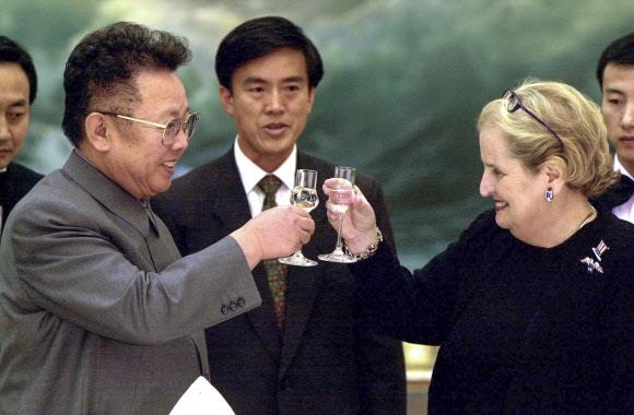 2000년 10월 평양을 방문한 매들린 올브라이트(오른쪽)가 김정은 북한 국방위원장과 건배하고 있다. 2022.3.24  평양 AP 연합뉴스