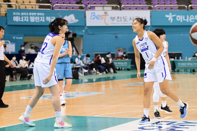 편선우와 웃으며 이야기나누는 박지현(오른쪽). WKBL 제공