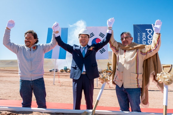 23일(현지시간) 최정우(가운데) 포스코그룹 회장이 염수 리튬 공장 착공식에서 아르헨티나 살타주지사(왼쪽), 카타마르카주지사와 손을 맞잡고 축하하고 있다. 포스코홀딩스 제공