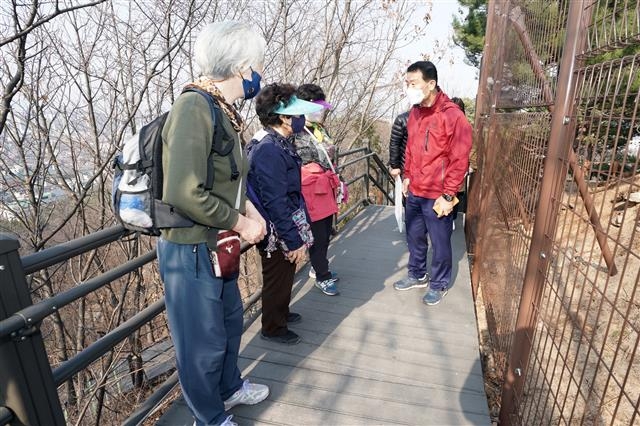 이승로(오른쪽) 서울 성북구청장이 지난 22일 석관동 천장산 산책로 단절 구간 중 이번에 새롭게 연결된 구간에서 등산 중인 주민들과 대화를 나누고 있다. 성북구 제공