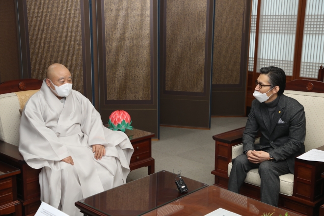 대한불교 조계종 원행 총무원장(사진 왼쪽)과 한국예술문화단체총연합회 이범헌 회장(사진 오른쪽)이 전통문화의 계승과 발전을 위한 협력방안을 논의하는 모습