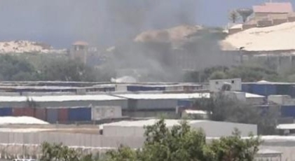 소말리아 수도 모가디슈 건물 뒤로 연기가 치솟는 모습. 하지시레 트위터 캡처