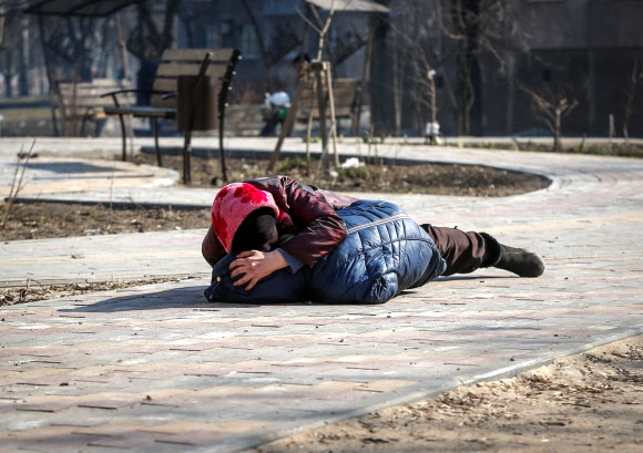 멈출 줄 모르는 포성… 감출 수 없는 母情 