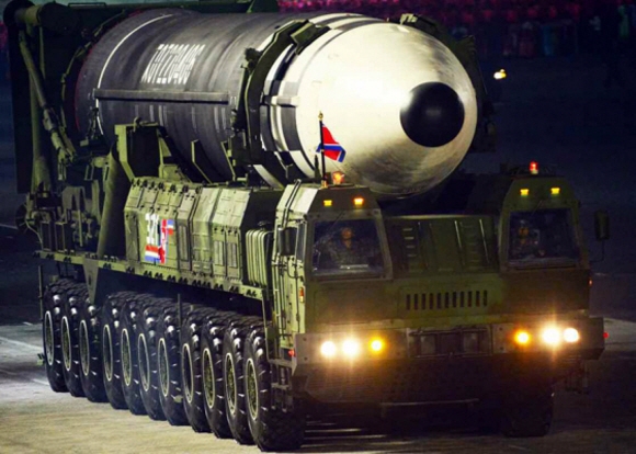 북한이 2020년 10월 노동당 창건 75주년 열병식에서 공개한 세계 최장 ‘괴물 ICBM’ 화성17형의 모습. 노동신문 홈페이지 캡처