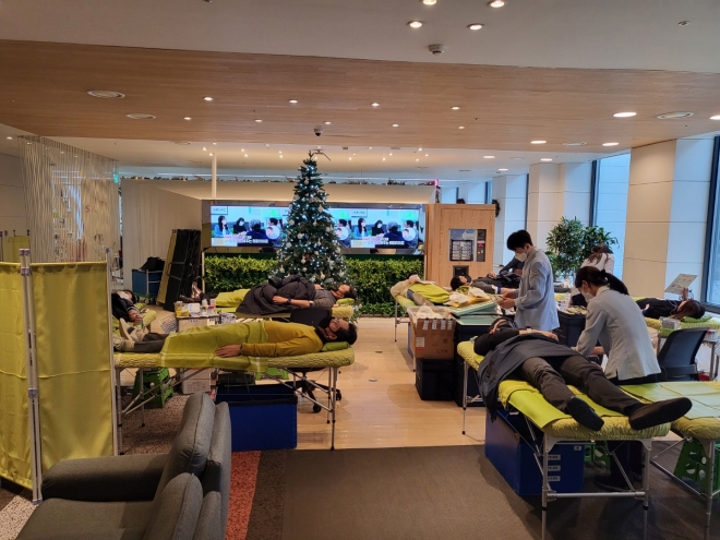 지난해 12월 서울 종로구 SK 서린사옥에서 SK 직원들이 헌혈에 동참하고 있다.  SK 제공