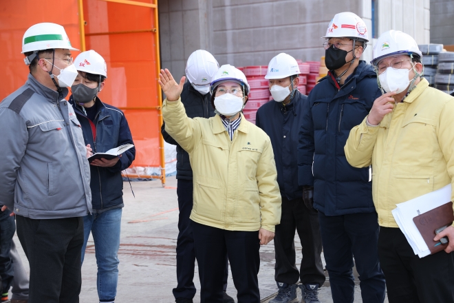 김미경(왼쪽 세번째) 은평구청장이 노후 건물 안전 점검에 참여하고 있다. 은평구 제공