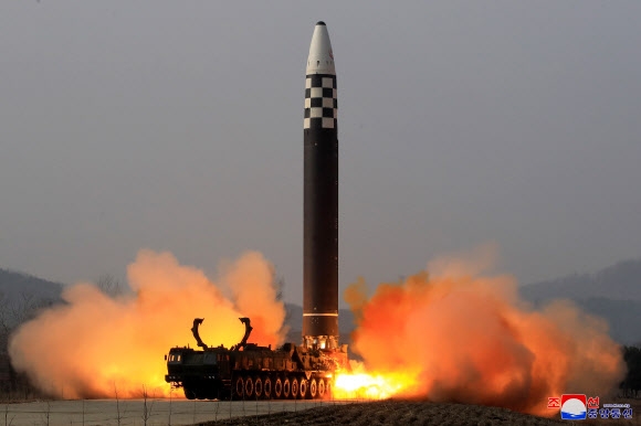 북한이 김정은 국무위원장의 지도 아래 신형 대륙간탄도미사일(ICBM) ‘화성-17형’ 시험발사를 단행했다고 25일 조선중앙통신이 보도했다. 2022.3.25. 평양 조선중앙통신 연합뉴스