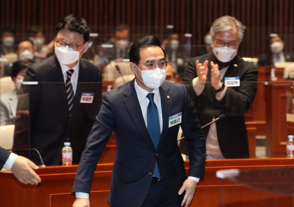 지난 24일 더불어민주당 의원총회에서 신임 원내대표로 선출된 박홍근 의원이 인사말을 하기 위해 자리를 나서고 있다. 정연호 기자