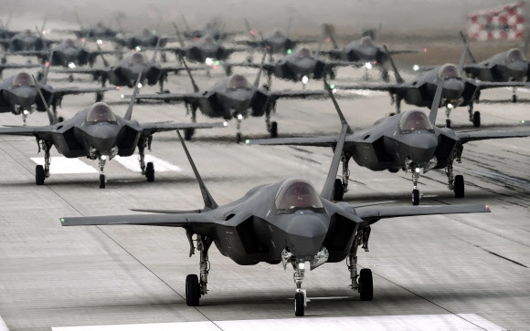 서욱 국방부 장관이 25일 한 공군기지를 방문해 F35A 스텔스 전투기의 ‘엘리펀트 워크’(Elephant Walk) 훈련을 현장 지휘하고 북한의 대륙간탄도미사일(ICBM) 발사와 관련해 우리 군의 대비태세를 점검했다.　국방부 제공 연합뉴스