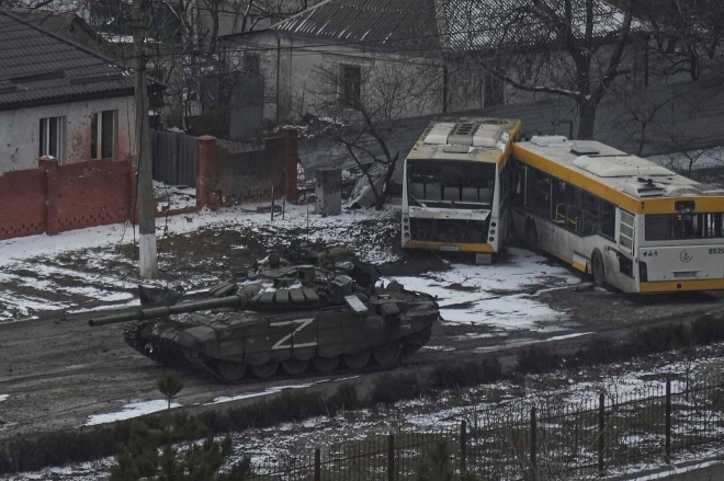 지난 11일 우크라이나 마리우폴 외곽의 거리를 이동 중인 러시아군 탱크. 2022.03.26 AP 연합뉴스